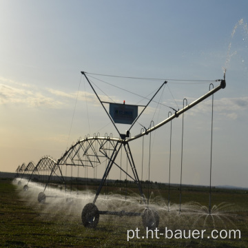 Sistema de irrigação de pivô central da fazenda sobre rodas